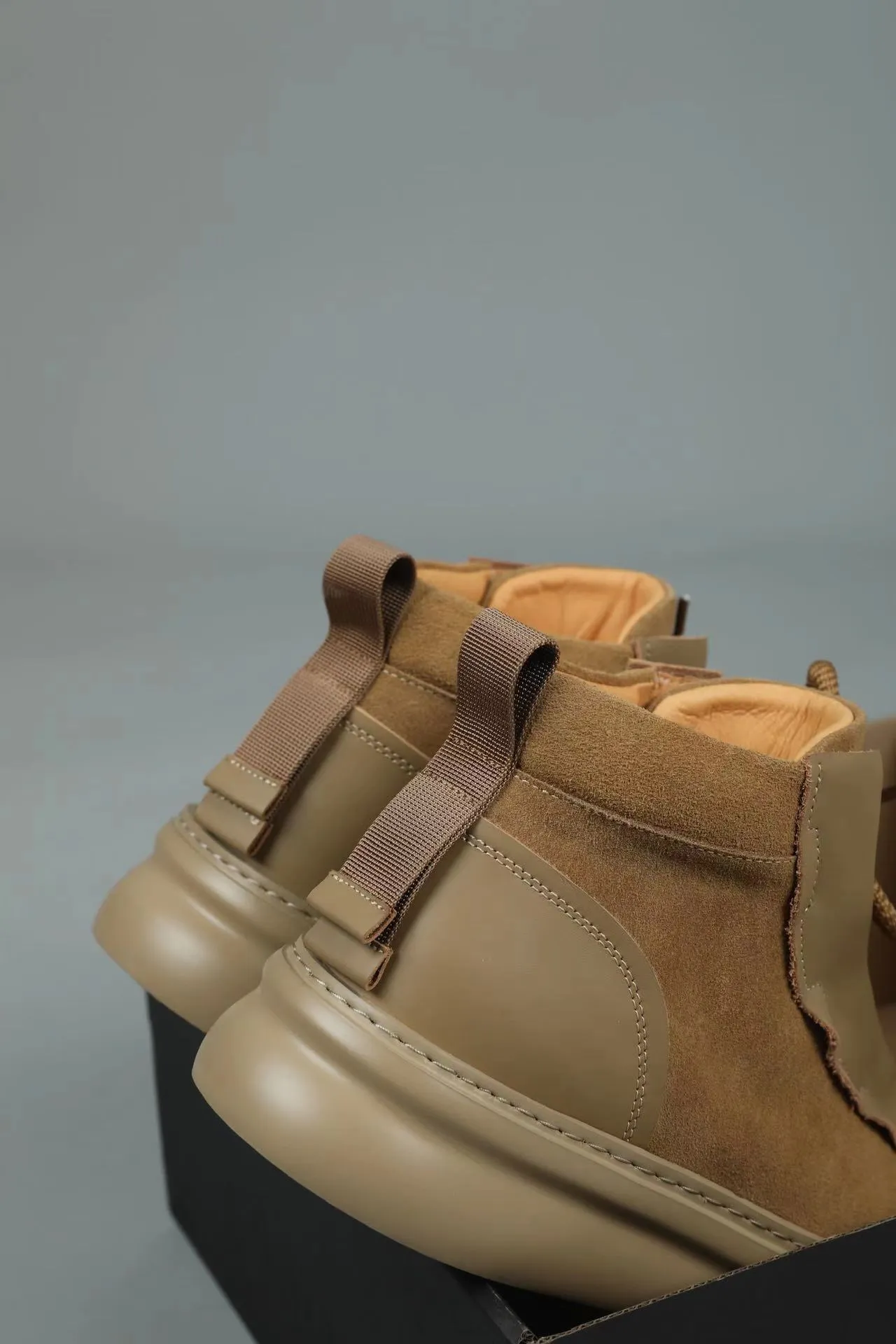 Men's shoes 💰600 IUGGI handsome double-sided short boots. I was attracted by it at first sight. Exclusive and original private outsole. Super soft and light rebound. Top layer calfskin grain frosted. Full texture. All sheep fur inside. Size: 39-44 Model 3681